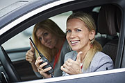 Tamara Gräfin von Nayhauß (vorne) mit Katerina Schroder beim „BMW Ladies Day“ @ BMW und MINI Driving Academy (Fotos: Rainer Häckl für BMW)